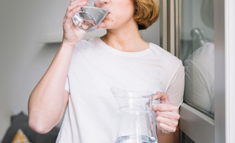 水を飲みながらお酒を飲む